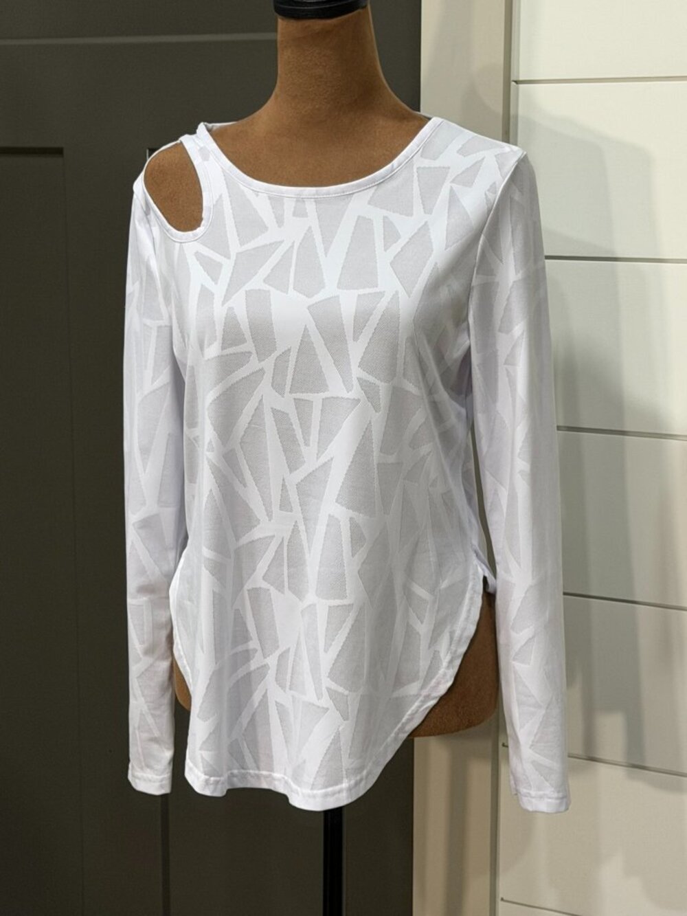 Athletic Long‑Sleeve Performance Top – White Textured Geo Pattern – Size Small